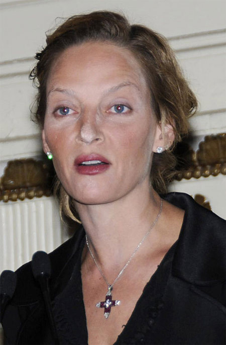 Uma Thurman đúng là "thảm họa trang điểm", gương mặt cô dường như bị biến dạng hoàn toàn: lờ đờ, xấu xí, và những tảng phấn trắng bong tróc trông phát sợ. (Ảnh: xz) Xem thêm: Lên đời nhan sắc nhờ trang điểm / Vì sao nhan sắc này khiến cư dân mạng chao đảo? Uma Thurman đúng là "thảm họa trang điểm", gương mặt cô dường như bị biến dạng hoàn toàn: lờ đờ, xấu xí, và những tảng phấn trắng bong tróc trông phát sợ. (Ảnh: xz) Xem thêm: Lên đời nhan sắc nhờ trang điểm / Vì sao nhan sắc này khiến cư dân mạng chao đảo?