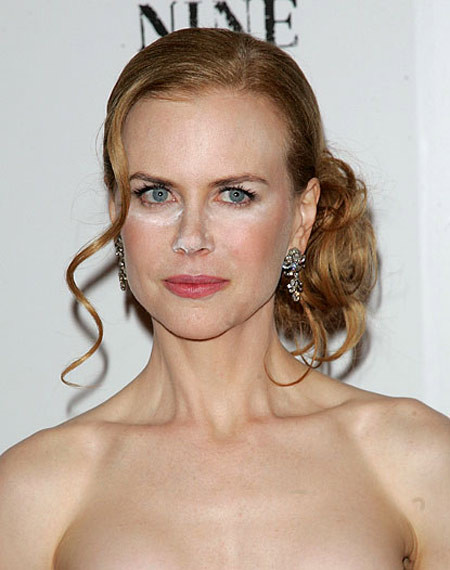 Nicole Kidman cũng nằm trong top "nhẹ dạ cả tin", chính vì thế nhan sắc yêu kiều của cô mới bị làm ra nông nỗi này. Không ai có thể hiểu những vệt trắng toát trên dung nhan "thiên nga nước Úc" là phấn hay bột kem còn sót lại? (Ảnh: xz) Xem thêm: Lên đời nhan sắc nhờ trang điểm / Vì sao nhan sắc này khiến cư dân mạng chao đảo? Nicole Kidman cũng nằm trong top "nhẹ dạ cả tin", chính vì thế nhan sắc yêu kiều của cô mới bị làm ra nông nỗi này. Không ai có thể hiểu những vệt trắng toát trên dung nhan "thiên nga nước Úc" là phấn hay bột kem còn sót lại? (Ảnh: xz) Xem thêm: Lên đời nhan sắc nhờ trang điểm / Vì sao nhan sắc này khiến cư dân mạng chao đảo?