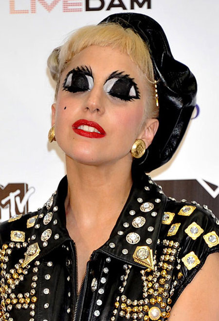 Lady Gaga khiến fan "chết khiếp" với lối trang điểm không thể kỳ quái hơn. (Ảnh: xz) Xem thêm: Lên đời nhan sắc nhờ trang điểm / Vì sao nhan sắc này khiến cư dân mạng chao đảo? Lady Gaga khiến fan "chết khiếp" với lối trang điểm không thể kỳ quái hơn. (Ảnh: xz) Xem thêm: Lên đời nhan sắc nhờ trang điểm / Vì sao nhan sắc này khiến cư dân mạng chao đảo?