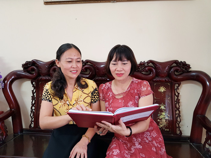 Nhà giáo ưu tú Lê Thu Liên (bên phải) nhận nhiệm vụ từ Hiệu trưởng Trường Trung học cơ sở Lương Khánh Thiện (Ảnh: Lã Tiến) Nhà giáo ưu tú Lê Thu Liên (bên phải) nhận nhiệm vụ từ Hiệu trưởng Trường Trung học cơ sở Lương Khánh Thiện (Ảnh: Lã Tiến)