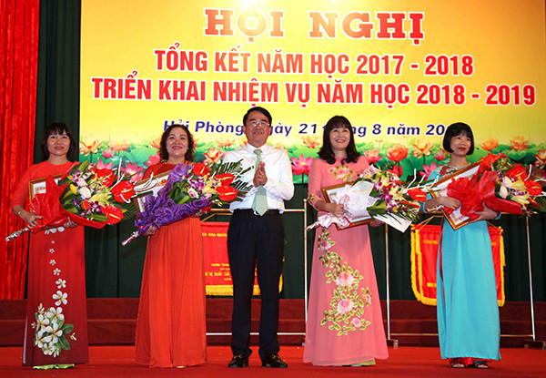 Cô Lê Thu Liên (ngoài cùng bên trái) là một trong 4 giáo viên của thành phố Hải Phòng được trao tặng danh hiệu Nhà giáo ưu tú. (Ảnh: CTV) Cô Lê Thu Liên (ngoài cùng bên trái) là một trong 4 giáo viên của thành phố Hải Phòng được trao tặng danh hiệu Nhà giáo ưu tú. (Ảnh: CTV)