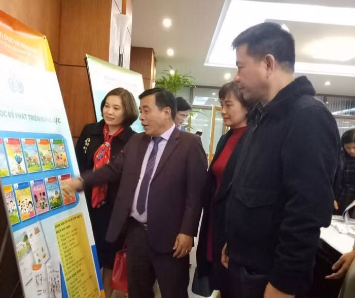 Các đại biểu thảo luận về những điểm mới trong 4 bộ sách giáo khoa (Ảnh: LT)