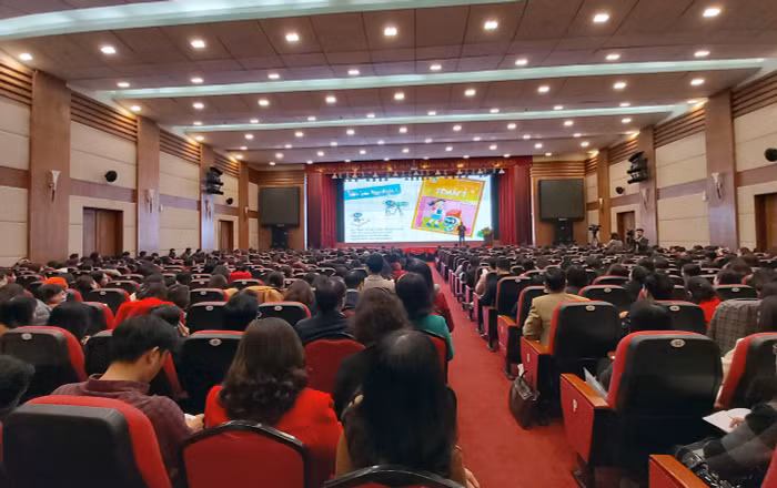 Bốn bộ sách giáo khoa lớp 1 theo chương trình giáo dục phổ thông mới được giới thiệu đến các trường tại Hải Phòng (Ảnh: LÃ Tiến)