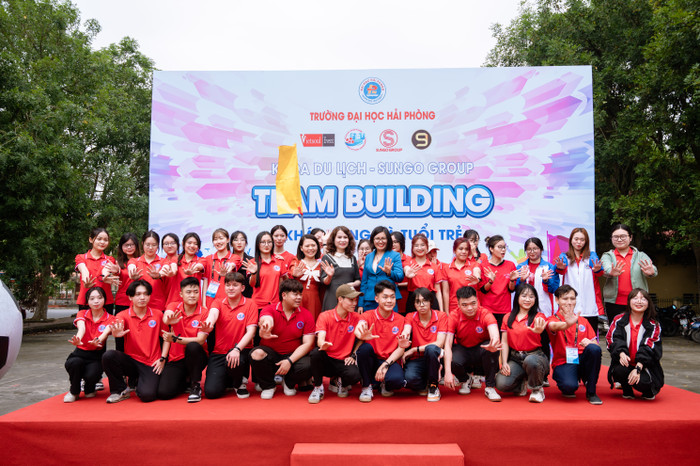 Nhiều cựu sinh viên sau khi ra trường đã quay lại hỗ trợ Khoa Du lịch bằng nhiều hoạt động thiết thực, ý nghĩa (Ảnh: NTCC) GDVN_khoa-du-lich-3.jpg