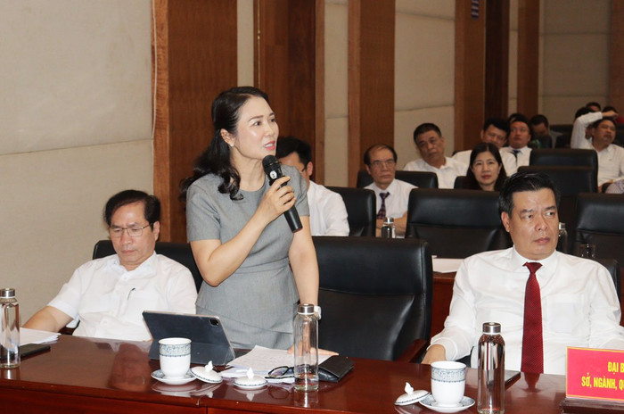 Bà Nguyễn Thị Thu, Giám đốc Sở Nội vụ Hải Phòng giải đáp, làm rõ một số nội dung mà đội ngũ trí thức quan tâm (Ảnh: LT) GDVN_hai-phong-doi-thoai-6.jpg