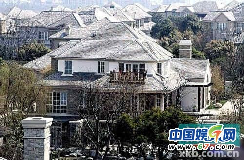 Biệt thự giá 34 tỷ đồng của bốn mẹ con Trần Đình được đạo diễn Trương Nghệ Mưu mua tặng.