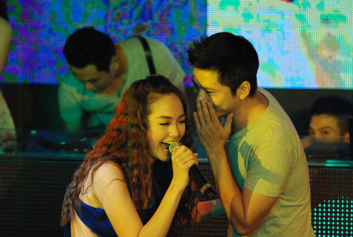 Song ca "một vòng trái đất " với một khán giả vô cùng tình tứ Song ca "một vòng trái đất " với một khán giả vô cùng tình tứ