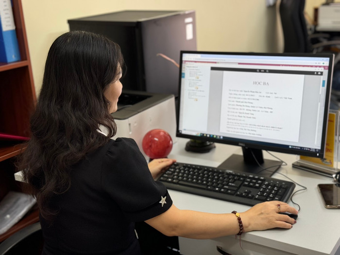 Giáo viên Trường Tiểu học Nguyễn Thị Minh Khai (quận Lê Chân, Hải Phòng) nhập dữ liệu học sinh lên học bạ số (Ảnh tư liệu: Lã Tiến) GDVN_hoc-ba-so-1.jpg