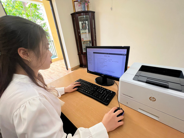 Giáo viên Trường Tiểu học Chu Văn An (quận Ngô Quyền, Hải Phòng) nhập dữ liệu học sinh lên học bạ số (Ảnh tư liệu: Lã Tiến) GDVN_hoc-ba-so-2.jpg