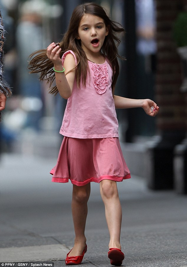 Trong thời gian tới, Suri Cruise hoàn toàn có thể giao tiếp với người hâm mộ Trung Quốc bằng ngôn ngữ quan thoại. Ảnh. Splash. Trong thời gian tới, Suri Cruise hoàn toàn có thể giao tiếp với người hâm mộ Trung Quốc bằng ngôn ngữ quan thoại. Ảnh. Splash.