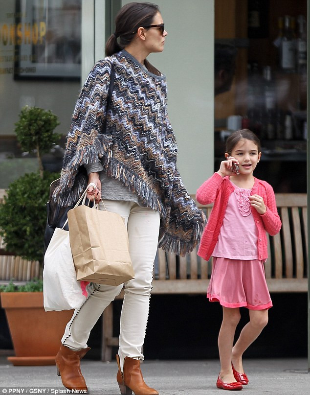 Hai mẹ con Katie Holmes và Suri Cruise tung tăng trên đường phố New York. Ảnh. Splash. Hai mẹ con Katie Holmes và Suri Cruise tung tăng trên đường phố New York. Ảnh. Splash.