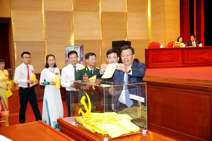 Các đại biểu bỏ phiếu bầu Ban chấp hành Đảng bộ thành phố Hải Phòng khóa XVI, nhiệm kỳ 2020-2025 (ảnh: CTV) Các đại biểu bỏ phiếu bầu Ban chấp hành Đảng bộ thành phố Hải Phòng khóa XVI, nhiệm kỳ 2020-2025 (ảnh: CTV)