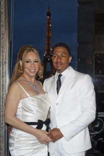Mariah Carey và Nick Cannon sở hữu nhẫn kim cương 17 cara trong đó có 59 viên kim cương nhỏ tạo nên có trị giá 2,5 triệu USD. Ảnh. Reuters. Mariah Carey và Nick Cannon sở hữu nhẫn kim cương 17 cara trong đó có 59 viên kim cương nhỏ tạo nên có trị giá 2,5 triệu USD. Ảnh. Reuters.