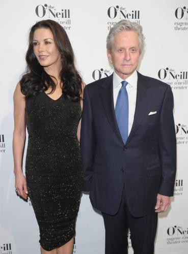 Catherine Zeta-Jones và Michael Douglas với nhẫn kim cương mặt hình bầu dục 10 cara trị giá 2 triệu USD. Ảnh. AFP. Catherine Zeta-Jones và Michael Douglas với nhẫn kim cương mặt hình bầu dục 10 cara trị giá 2 triệu USD. Ảnh. AFP.