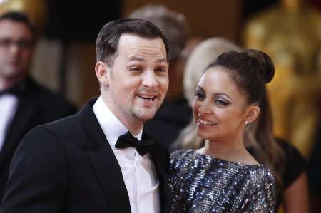 Cặp đôi Nicole Richie và Joel Madden với chiếc nhẫn kim cương 4 cara được viền quanh bằng nhiều viên kim cương nhỏ do nghệ nhân kim hoàn Neil Lane sáng tác, có trị giá 200.000 USD. Ảnh. Reuters. Cặp đôi Nicole Richie và Joel Madden với chiếc nhẫn kim cương 4 cara được viền quanh bằng nhiều viên kim cương nhỏ do nghệ nhân kim hoàn Neil Lane sáng tác, có trị giá 200.000 USD. Ảnh. Reuters.