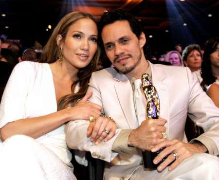 Jennifer Lopez và Marc Anthony với chiếc nhẫn đá quý 8 cara trị giá 1 triệu USD. Ảnh. Reuters. Jennifer Lopez và Marc Anthony với chiếc nhẫn đá quý 8 cara trị giá 1 triệu USD. Ảnh. Reuters.