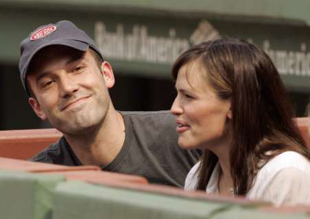 Jennifer Garner và Ben Affleck với chiếc nhẫn của Harry Winston trị giá 500.000 USD. Ảnh. Reuters. Jennifer Garner và Ben Affleck với chiếc nhẫn của Harry Winston trị giá 500.000 USD. Ảnh. Reuters.