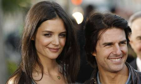 Katie Holmes và Tom Cruise với chiếc nhẫn kim cương 5 cara có giá trị ước tính từ 250.000 – 275.000 USD. Ảnh. Reuters. Katie Holmes và Tom Cruise với chiếc nhẫn kim cương 5 cara có giá trị ước tính từ 250.000 – 275.000 USD. Ảnh. Reuters.