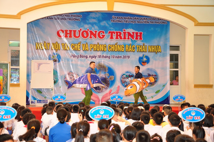 Các cán bộ, chiến sĩ Phòng Cảnh sát môi trường (Công an Hải Phòng) truyền tải thông điệp về phòng chống rác thải nhựa (Ảnh: CTV) Các cán bộ, chiến sĩ Phòng Cảnh sát môi trường (Công an Hải Phòng) truyền tải thông điệp về phòng chống rác thải nhựa (Ảnh: CTV)