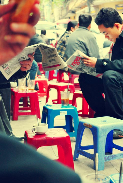Ngồi nhâm nhi một ly cafe vỉa hè, với tờ báo mới trên tay
