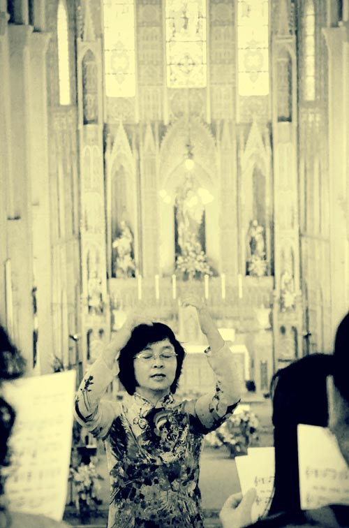 Hát thánh ca sáng Chủ nhật ở Nhà thờ Lớn.