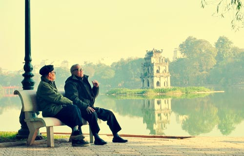 Dù tiết trời lạnh lẽo nhưng hai cụ ông này vẫn giữ thói quen đi bộ quanh hồ Gươm và trò chuyện với nhau.