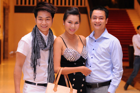 Khánh Ngọc tái xuất sau khi sinh con. Cô đi tiệc cùng chồng (ngoài cùng bên phải) và người bạn thân - nam ca sĩ Quách Tuấn Du (ngoài cùng bên trái). Khánh Ngọc tái xuất sau khi sinh con. Cô đi tiệc cùng chồng (ngoài cùng bên phải) và người bạn thân - nam ca sĩ Quách Tuấn Du (ngoài cùng bên trái).