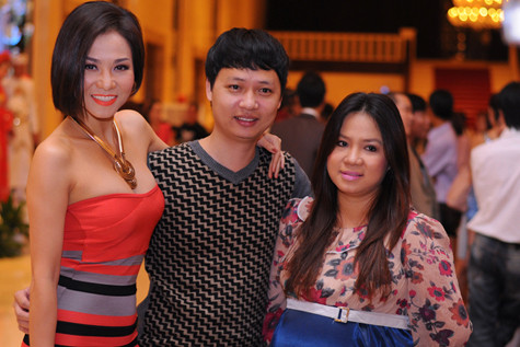 Thu Minh gặp gỡ vợ chồng nhạc sĩ Nguyễn Hải Phong. Thu Minh gặp gỡ vợ chồng nhạc sĩ Nguyễn Hải Phong.