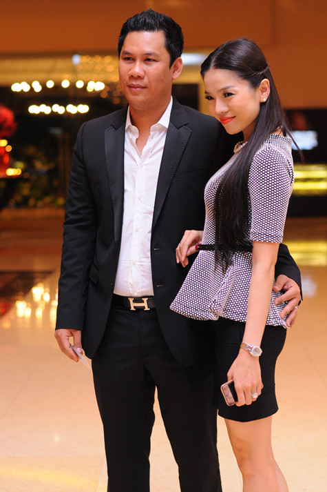 Khánh Ngọc tái xuất sau khi sinh con. Cô đi tiệc cùng chồng (ngoài cùng bên phải) và người bạn thân - nam ca sĩ Quách Tuấn Du (ngoài cùng bên trái). Khánh Ngọc tái xuất sau khi sinh con. Cô đi tiệc cùng chồng (ngoài cùng bên phải) và người bạn thân - nam ca sĩ Quách Tuấn Du (ngoài cùng bên trái).