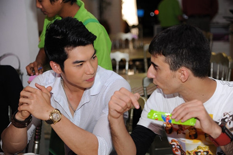 Tuy nhiên không phải vì thế mà buổi tập của hai người đẹp lại diễn ra trong không khí căng thẳng. Ngược lại, họ luôn tạo cảm giác thân thiện và không ngại đùa giỡn với bạn diễn kém tuổi. Sau khi tập luyện, họ đã rủ bạn diễn của mình đi ăn tại một quán ăn Việt Nam, để có thể vừa giới thiệu ẩm thực dân tộc, cũng như để thắt chặt thêm tình cảm.