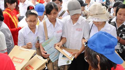 Với việc mỗi trường có các quy định khác nhau, thí sinh sẽ phải tìm hiểu cẩn thận hơn. Trong ảnh: thí sinh tìm hiểu thông tin trong ngày hội tư vấn tuyển sinh - hướng nghiệp tại Đà Nẵng - Ảnh: ĐĂNG NAM