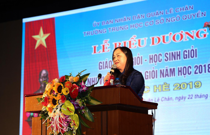 Cô giáo Nguyễn Thị Thu Hương, Hiệu trưởng Trường Trung học cơ sở Ngô Quyền báo cáo tại lễ biểu dương (Ảnh: Lã Tiến) Cô giáo Nguyễn Thị Thu Hương, Hiệu trưởng Trường Trung học cơ sở Ngô Quyền báo cáo tại lễ biểu dương (Ảnh: Lã Tiến)