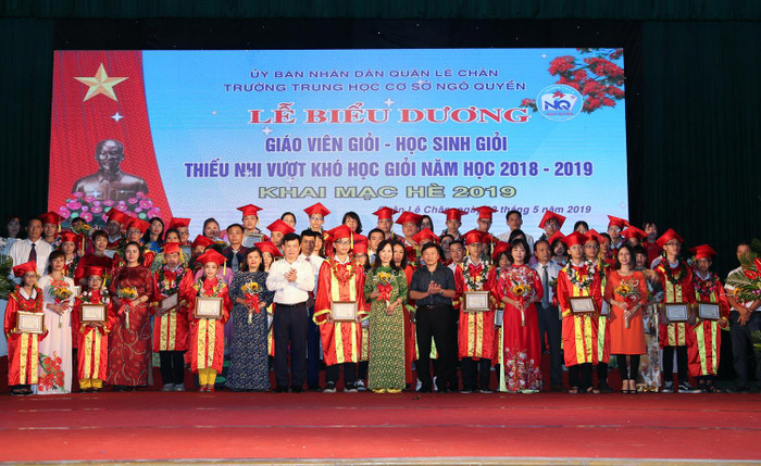 Lãnh đạo quận Lê Chân trao thưởng các em học sinh giỏi (Ảnh: Lã Tiến) Lãnh đạo quận Lê Chân trao thưởng các em học sinh giỏi (Ảnh: Lã Tiến)