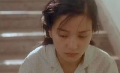 Triệu Vy vai một nữ sinh trong phim “Đông cung Tây cung”. Ảnh. MSN.