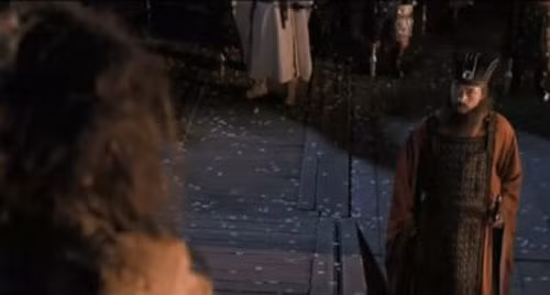 Nam diễn viên Dương Thạnh Minh trong phim “Địch Nhân Kiệt Thông thiên đế quốc” với vai Tĩnh Nhi (vai này trong phim Địch Nhân Kiệt mới đây do Lý Băng Băng đóng). Cảnh này Tĩnh Nhi dẫn quân đến Phần tự viện để tìm Địch Nhân Kiệt.