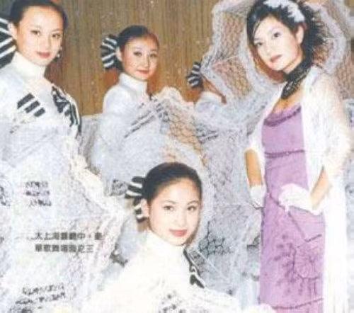 Tôn Lệ (trái) trong “Tình thâm thâm vũ mông mông” vai một vũ nữ bên cạnh nữ diễn viên chính Triệu Vy (ngoài cùng bên phải).