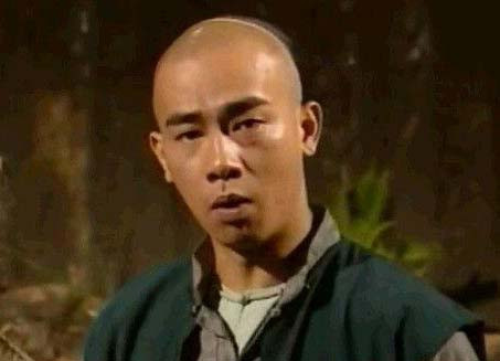 Vi Tiểu Bảo của Trần Tiểu Xuân trong “Lộc đỉnh ký” 1998. Dưới ngòi bút của Kim Dung thì nhân vật Vi Tiểu Bảo hoàn toàn là một nhân vật khác thường, không phải là một anh hùng, chỉ là một tên vô lại đúng nghĩa nhưng lại thường nói những câu đao to búa lớn, có thể ví như một tên đầu đường xó chợ ngoài đời. Từ góc độ đó, có thể thấy vai diễn của Trần Tiểu Xuân là một thành công lớn cho bộ phim, cũng như một vai diễn kinh điển của anh.