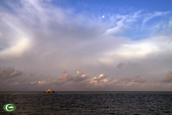 Trăng chiều treo trên đảo chìm Cô Lin.