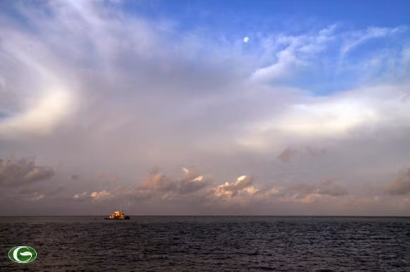 Trăng chiều treo trên đảo chìm Cô Lin.