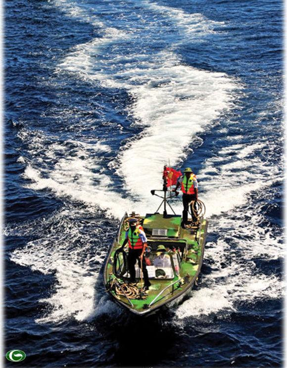 Rẽ sóng - Ảnh: Vũ Anh Tuấn.