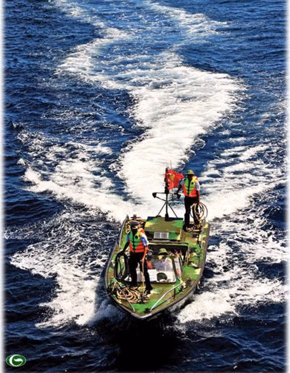 Rẽ sóng - Ảnh: Vũ Anh Tuấn.