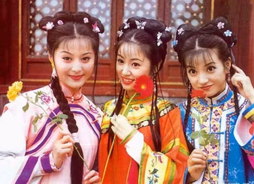 Phạm Băng Băng vai A hoàn Kim Tỏa, Lâm Tâm Như vai công chúa Hạ Tử Vy và Triệu Vy vai nàng cách cách nghịch ngợm Tiểu Yến Tử. Phạm Băng Băng vai A hoàn Kim Tỏa, Lâm Tâm Như vai công chúa Hạ Tử Vy và Triệu Vy vai nàng cách cách nghịch ngợm Tiểu Yến Tử.