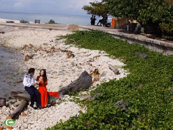 Ta bên nhau giữa biển trời Trường Sa.