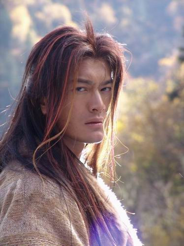 Dương Quá - Huỳnh Hiểu Minh qua phiên bản của đạo diễn Trương Kỷ Trung, một phiên bản từng gây nhiều tranh cãi. Thế nhưng với vai diễn chính của Huỳnh Hiểu Minh thì người xem đã hoàn toàn bị chinh phục. Dương Quá của Huỳnh Hiểu Minh có cái “điên” trong người, và mang lại một cái nhìn rõ ràng hơn về tính cách nhân vật nàytrong nguyên bản của truyện Kim Dung. Rất nhiều người đã nhận xét, Dương Quá của Huỳnh Hiểu Minh đã trưởng thành hơn rất nhiều so với một Dương Quá thư sinh và có nét ngờ nghệch của Cổ Thiên Lạc.