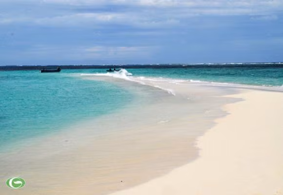 Thiên nhiên Trường Sa ưu đãi cho các đảo rất nhiều bãi cát san hô. Cát in lên biển đảo một màu trắng xóa, tạo nên những bãi bờ với khí hậu trong lành, tinh khiết tuyệt đẹp giữa biển khơi.