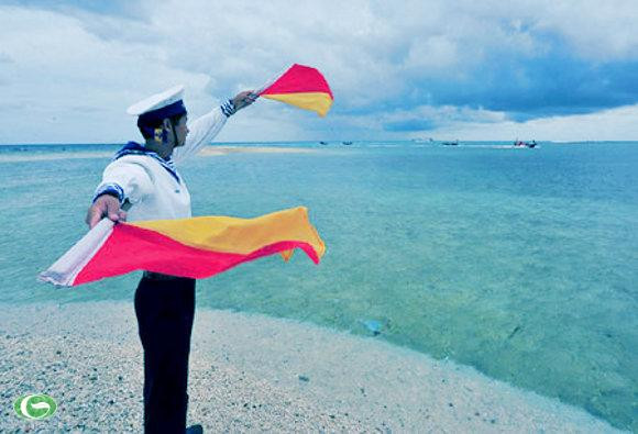 Hiên ngang trước biển. (Ảnh: Vũ Anh Tuấn)