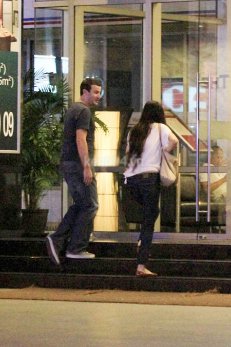 Và rồi Mai Phương Thúy đã dẫn anh chàng tây về căn hộ riêng của cô. Và rồi Mai Phương Thúy đã dẫn anh chàng tây về căn hộ riêng của cô.