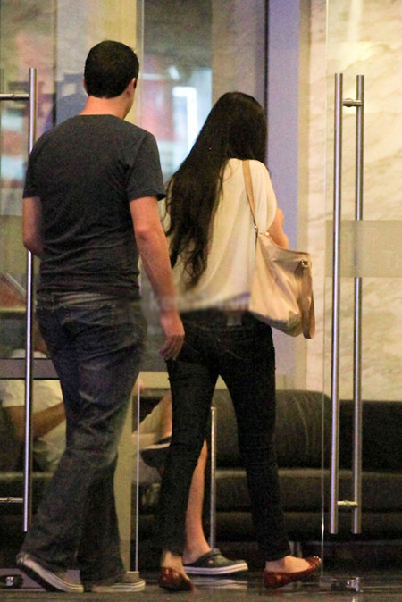 Chàng trai tây vẫn còn chưa rõ tính danh đối với người hâm mộ hoa hậu Mai Phương Thúy. Chàng trai tây vẫn còn chưa rõ tính danh đối với người hâm mộ hoa hậu Mai Phương Thúy.