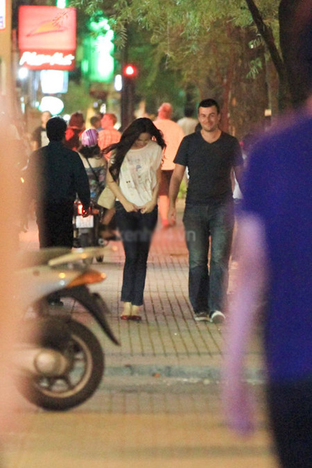 Nhìn Mai Phương Thúy bẽn lẽn bên bạn trai. Nhìn Mai Phương Thúy bẽn lẽn bên bạn trai.