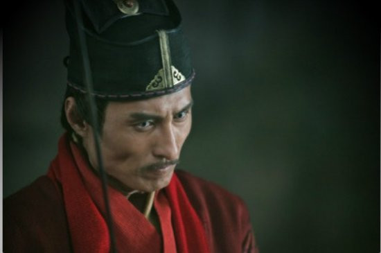 Tả Lãnh Thiền do Hồ Đông đóng trong “Tiếu ngạo giang hồ” 2012, một vai diễn phản diện nhưng cũng đủ để lại ấn tượng sâu sắc trong lòng người hâm mộ phim Kim Dung. Một con người mưu mô xảo quyệt, thủ đoạn mưu ma chước quỷ, ác độc… được Hồ Đông thể hiện hết sức thành công. Người hâm mộ của “Tiếu ngạo giang hồ” đã ca tụng vai diễn của Hồ Đông là một vai diễn rất có chí khí khiến người xem có cảm giác về một con người âm mưu thủ đoạn khôn lường.